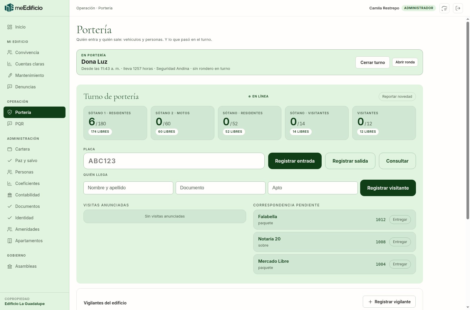Consola de portería con el turno abierto, registro de visitas y de vehículos.